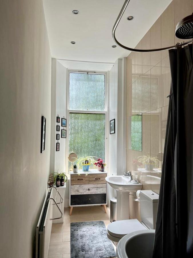 Beautiful Double Room In Idyllic West End Townhouse غلاسغو المظهر الخارجي الصورة